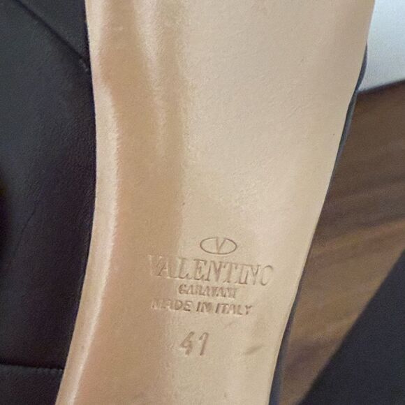 Authentic Valentino Garavani Black Leather Platform Pumps with 6 In. Heel. - Picture 8 of 9